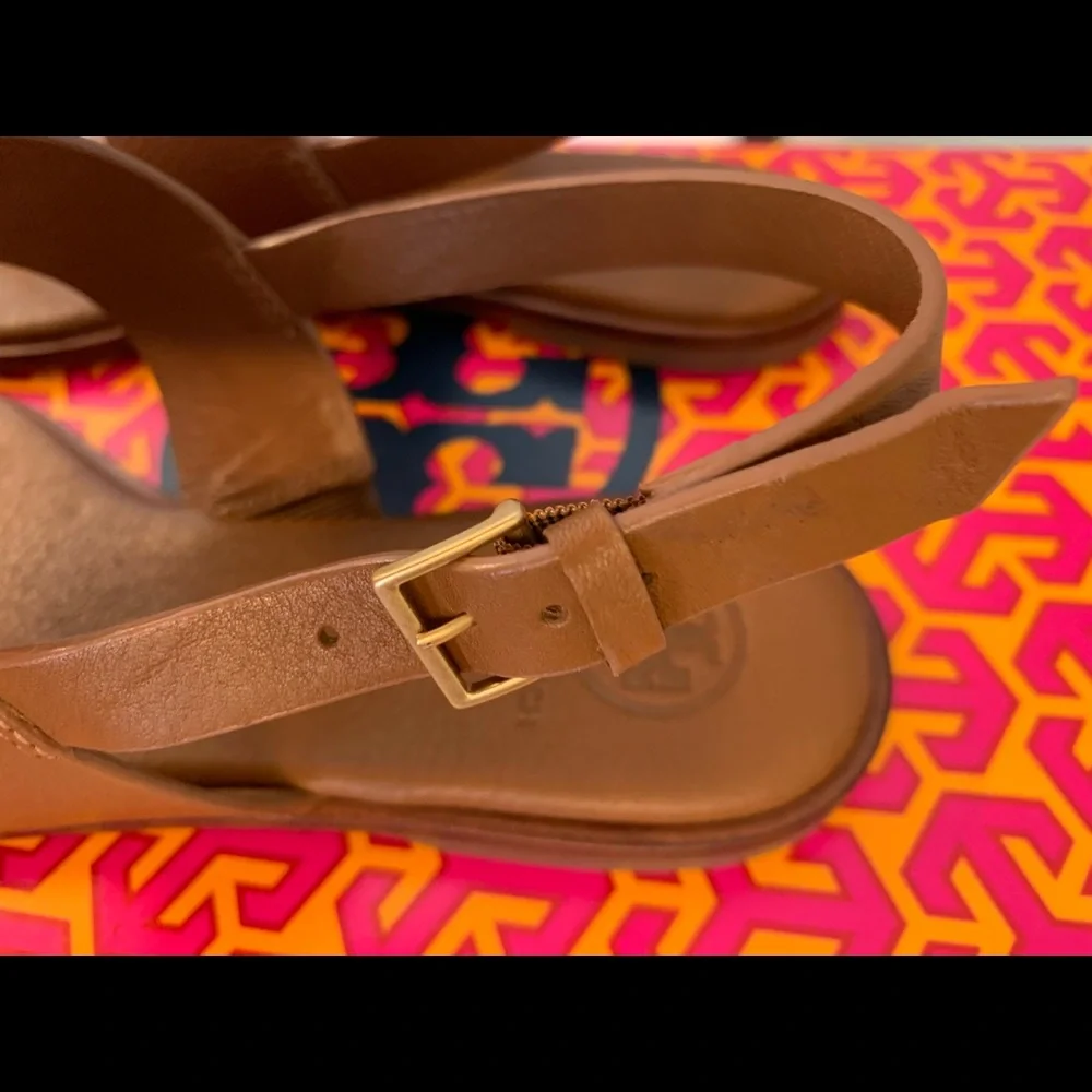 Tory Burch Benton Flat Thong Sandals in Royal Tan and Rolled Brass. Size 6.5. - Picture 5 of 9